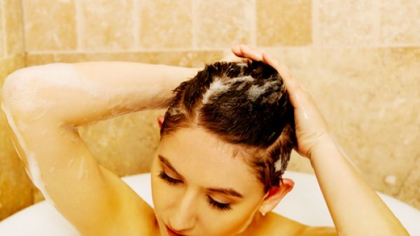 يجب غسل فروة الرأس حوالى ثلاث مرّات أسبوعياً 