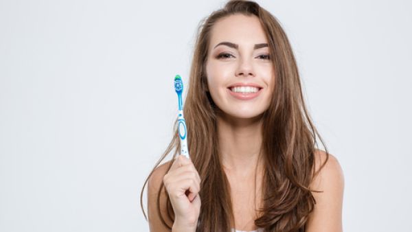 فرشاة الأسنان تنتقل البكتيريا بشكل سهل من حمامك إلى فرشاة الأسنان


