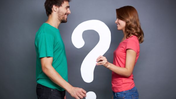 5 أسئلة غبية تسألها النساء للرجال!