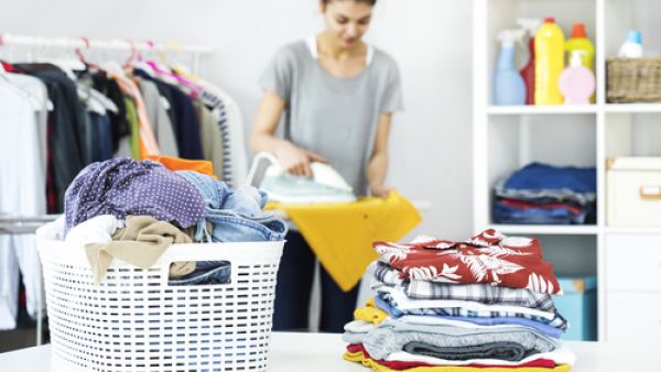 ضعي منشفةً تحت البقعة، وافركيها من الخارج إلى الداخل حتى تزول