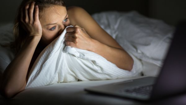 البكاء قبل النوم هو حالة قد تكون نفسية أو عصبية يمر بها البعض 