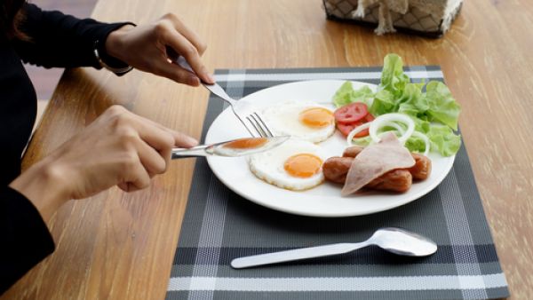 عند تناولك بيض العيون يدل على أنك امرأة تملك النضوج
