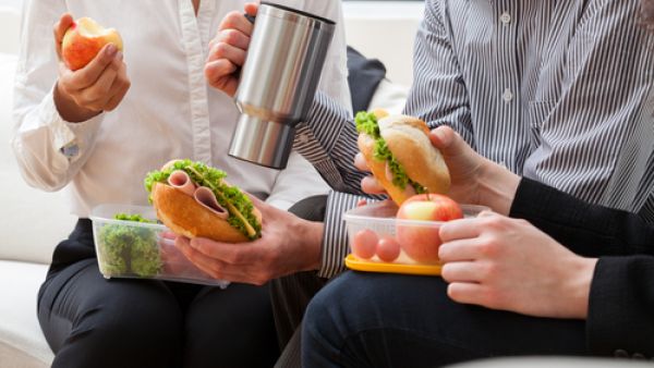 تجهيز ساندوشات والخضروات أو الفاكهة سيساعدكِ على التوفير

