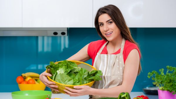 الحمية النباتية الذين لا يتناولون سوى الخضروات والفواكه والأكل المزروع
