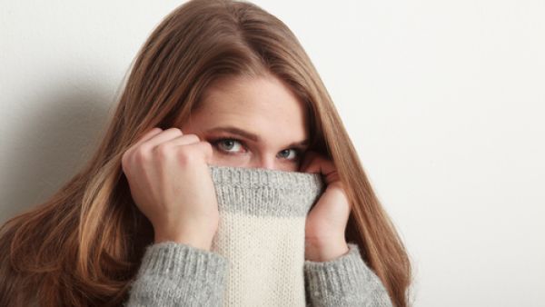 تخشى بعض الفتيات من نظرة الناس لها، وتعاني من الخوف ألا يعجب مظهرها 