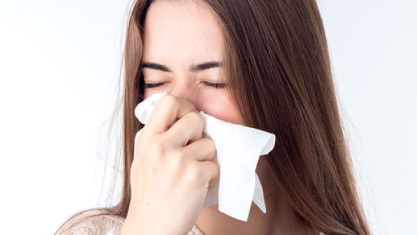 استخدام المناديل الورقية أثناء العطاس للحد من انتشار المرض إلى الآخرين

