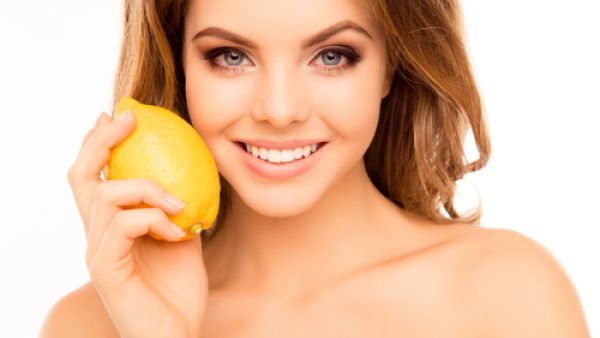 يحتوي الليمون على حمض الأسكوربيك يساعد على علاج حب الشباب

