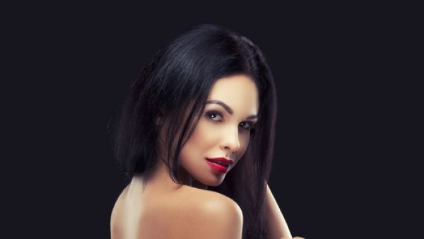 أحمر الشفاه الأحمر هو اللون العالمي الكلاسيكي الذي يواكب الموضة دائماً

