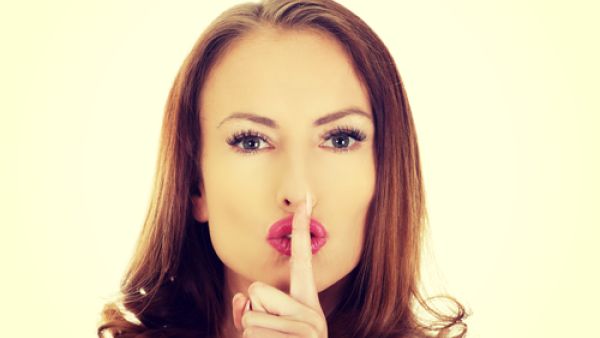 ابدئي أولاً بتحديد جانبي الأنف وذلك باستخدام كونسيلر

