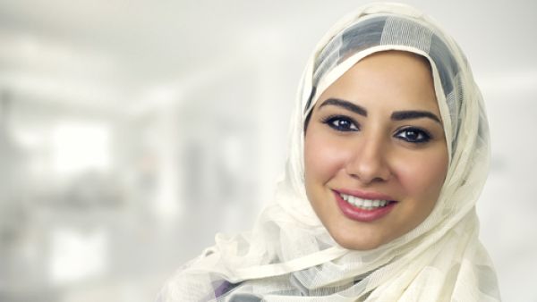 أيقظي شفاهك بتدرجات الوردي او المرجاني
