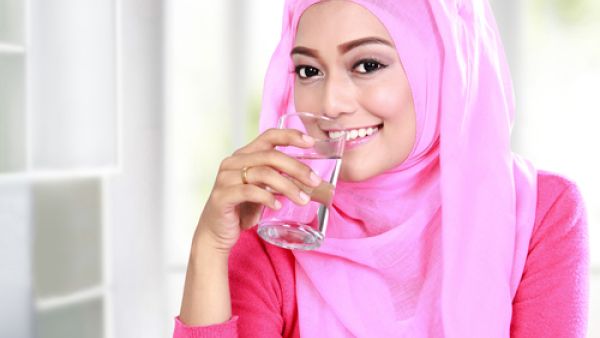 عدم الإكثار من شرب الماء البارد على الإفطار
