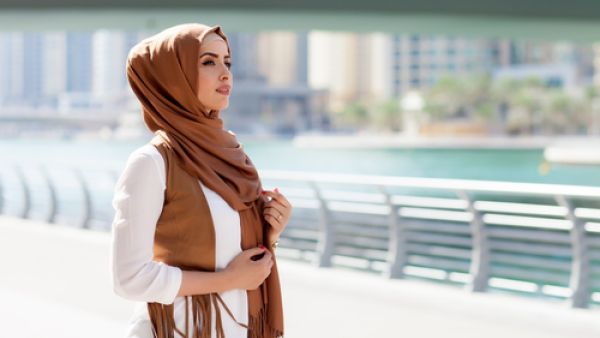 تخلي عن الأوشحة المزركشة والمتعددة الطبقات فهي تقلص طولك

