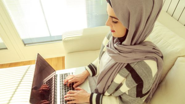 حكم إضافة المرأة لصديق على الفيس بوك