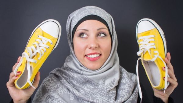 ابتعدي عن ارتداء الأحذية الرياضية خاصة وأنها رائجةٌ هذا الموسم

