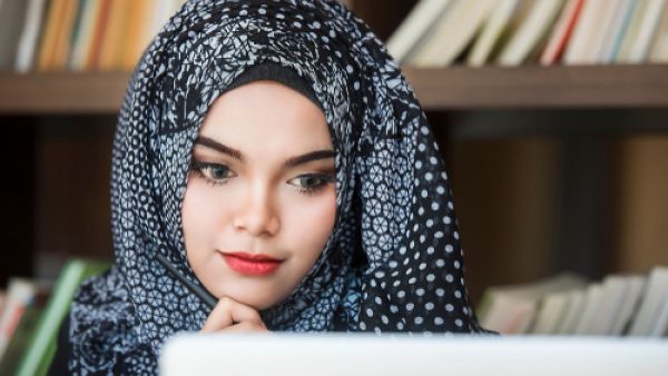 زيت جوز الهند، الذي يعمل على ترطيب البشرة وإعادة الحيوية للبشرة