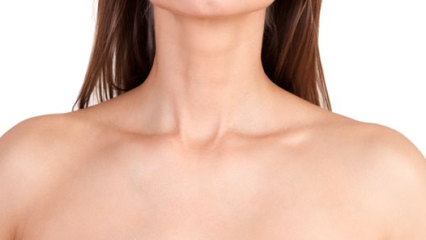 تواجه بعض النساء مشكلة التجاعيد التي تظهر بوضوح على الوجه ومنطقة العنق