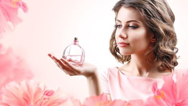 يمكنك تعظيم قوّة العطور، عن طريق رش العطر على عظام العنق والكتفين يمكنك تعظيم قوّة العطور، عن طريق رش العطر على عظام العنق والكتفين