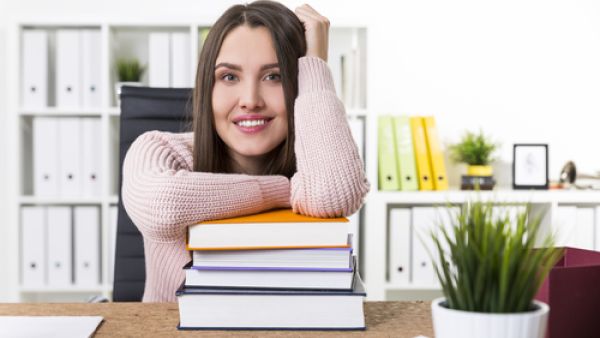 تعد القراءة من أهم الهوايات التي يجب ممارستها

