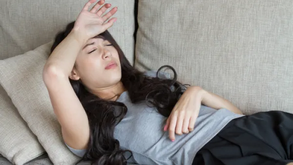 من أعراض قرب حدوث الدورة الشهرية ألم أسفل الظهر

