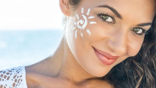 احرصي على ترطيب جسمك جيداً واشربي على الأقل ٨ أكواب من الماء يوميًا