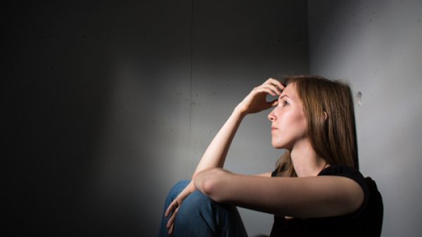 تجنب العزلة وعدم الاختلاء بالنفس حتى لا يصبح الحزن هاجساً يؤرقنا دوماً 