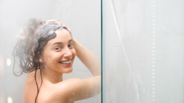 الاستحمام بالماء الدافئ أثناء الدورة يمكنه أن يشعرك بالراحة 
