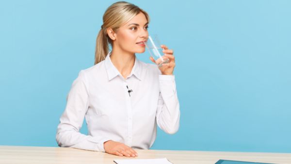 أبقي زجاجة ماء كبيرة أمامك على المكتب كي لا تنسي شرب الماء


