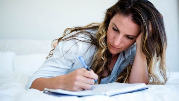 الفرد الذي يكتب باليمين واليسار "50/50" يكون ماهراً يدوياً