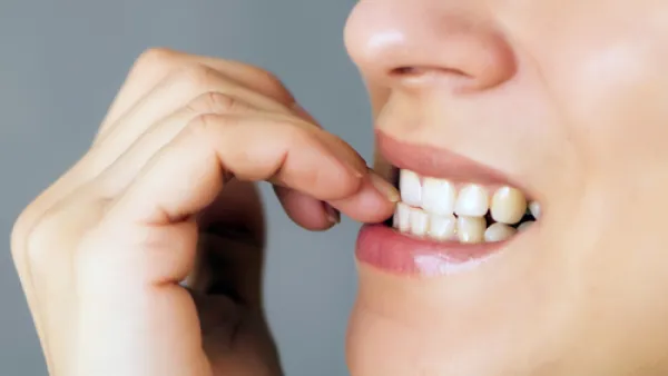 مضغ العلكة باستمرار فهي تلهي الشخص عن قضم أظافره
