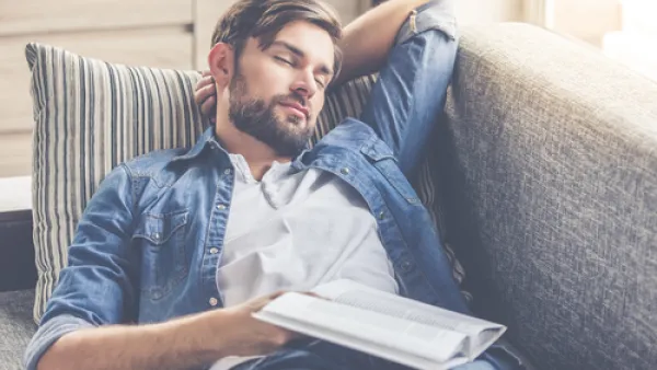 حاول أن تكون القيلولة في الفترة التي تتراوح بين ساعات الواحدة والثالثة نهارًا