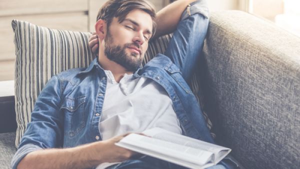 حاول أن تكون القيلولة في الفترة التي تتراوح بين ساعات الواحدة والثالثة نهارًا