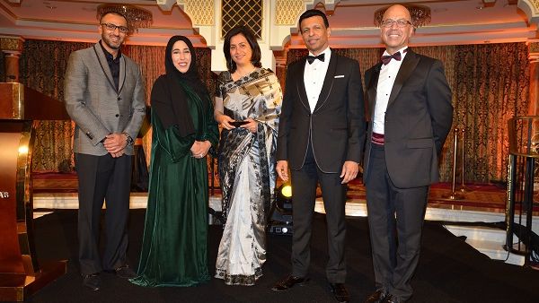 مديرة مدرسة جيمس مودرن أكاديمي، نرجيش كمباتا، تحصد الجائزة الأولى تقديراً لجهودها في الارتقاء بمهنة التعليم. مديرة مدرسة جيمس مودرن أكاديمي، نرجيش كمباتا، تحصد الجائزة الأولى تقديراً لجهودها في الارتقاء بمهنة التعليم.