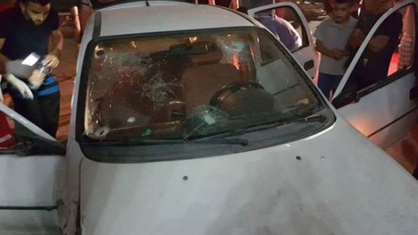 Palestinians inspect a car with bullet marks on its windshield at the Shu’fat refugee camp, north of Jerusalem al-Quds, early on September 5, 2016. (File photo)