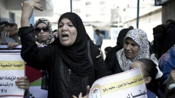 Palestinians take part in a protest outside a UN distribution center in Rafah, southern Gaza Strip, against the reduction of educational programs given by UNRWA, August 4, 2015. (AFP/File)