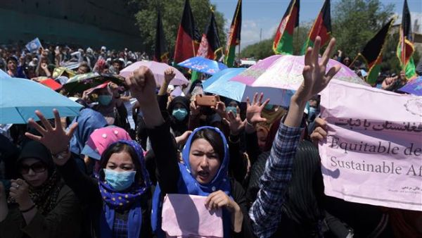 Afghan protesters chant slogans during a demonstration in Kabul, May 16, 2016. (AFP/File)