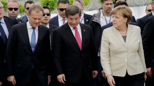 Turkey PM pressures Merkel on visa-free travel in migrant deal. (AFP/File)