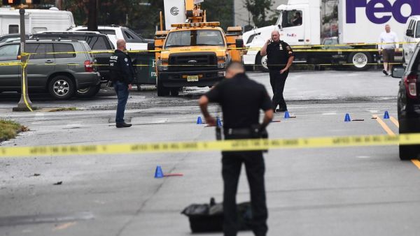 Law enforcement officers secure the area where they allegedly arrested terror suspect Ahmad Khan Rahami following a shootout in Linden, New Jersey, on September 19, 2016. (AFP/Jewel Samad)