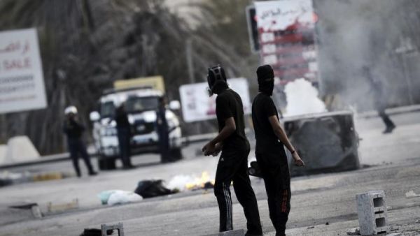 Bahraini protesters clash with riot police during a demonstration against the ongoing parliamentary elections in the village of Sanabis, west of Manama on November 22, 2014. (AFP/Mohammed al-Shaikh)