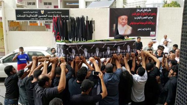 Bahraini mourners carry the coffin of Allameh Seyyed Javad al-Veda'i during his funeral procession in the capital Manama on March 22, 2016. (PressTV)
