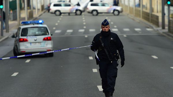 A police officers sets a security perimeter near Maalbeek metro station, on March 22, 2016. (AFP/File)