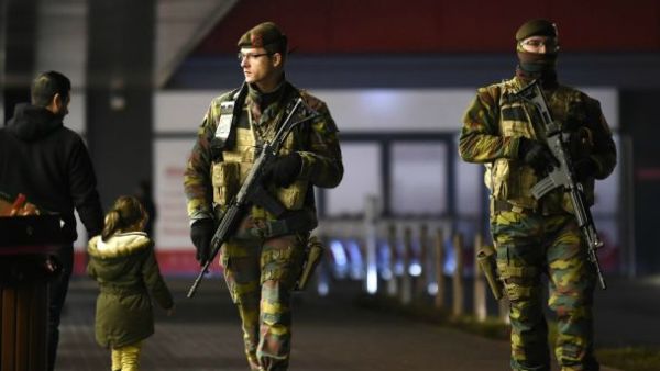 Belgian soldiers on patrol at a shopping center near Vervier, Belgium, on November 25, 2015. (AFP/File)