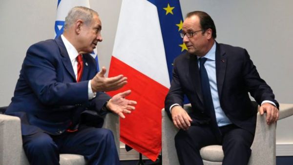 Hollande and Netanyahu at UN Climate Change Conference, in Le Bourget, outside Paris. (AFP/File)