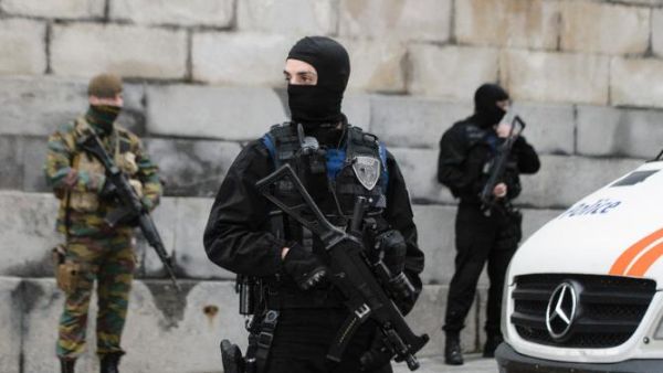 Belgian security forces stand guard outside the Brussels Palace of Justice on November 20, as two suspects appeared to answer charges in connection over the attacks in Paris. (AFP/Nicolas Lambert)