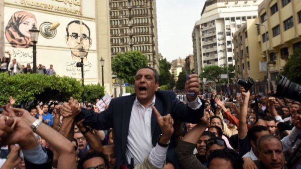 The head of the Egyptian journalists union, Yahiya Kallash demonstrates with journalists outside the Journalist Syndicate headquarters in Cairo on May 4, 2016. (AFP/Mohamed el-Shahed)