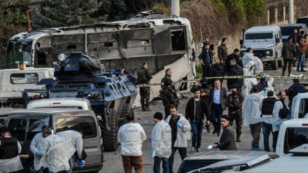 Turkish special forces at the site of a bomb attack in Diyarbakir, southeastern Turkey, on March 31, 2016. (AFP/Ilyas Akengin)