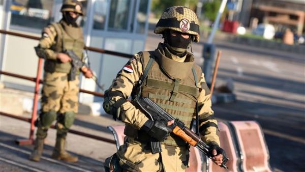 Egyptian army special forces man a temporary checkpoint outside Sharm el-Sheikh Airport. (AFP/File)  Egyptian army special forces man a temporary checkpoint outside Sharm el-Sheikh Airport. (AFP/File)