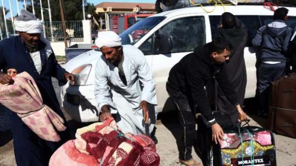 Egyptians gather their belongings as they prepare to cross to Tunisia, via the Libyan side of the Ras Djir border crossing, on February 23, 2015 for a flight evacuating them back to Cairo. (AFP/Mahmud Turkia)