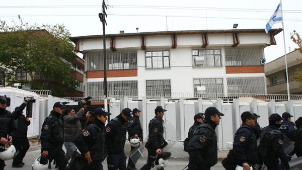 Security guards rush to Israeli embassy in Ankara, Turkey, after attempted attack on its staff Wednesday. (AFP/Adem Altan)