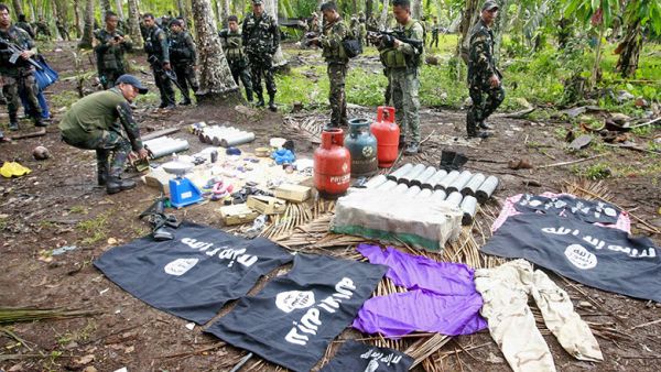 Philippine soldiers display seized improvised explosive devices after government troops raided the bomb factory on May 14, 2015. (AFP/File)