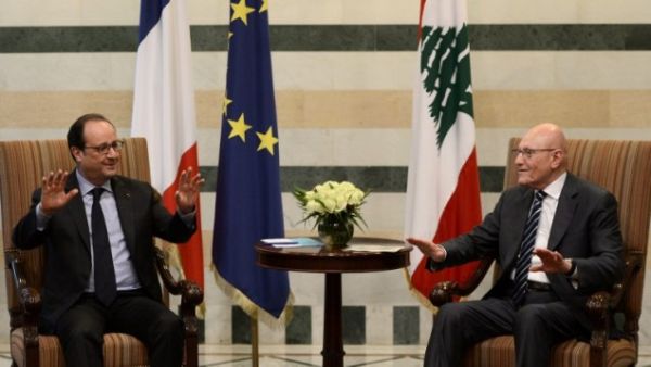 Lebanese PM Tamam Salam (R) meets with French President Francois Hollande at the government palace in downtown Beirut on April 16, 2016. (AFP/Stephane de Sakutin)